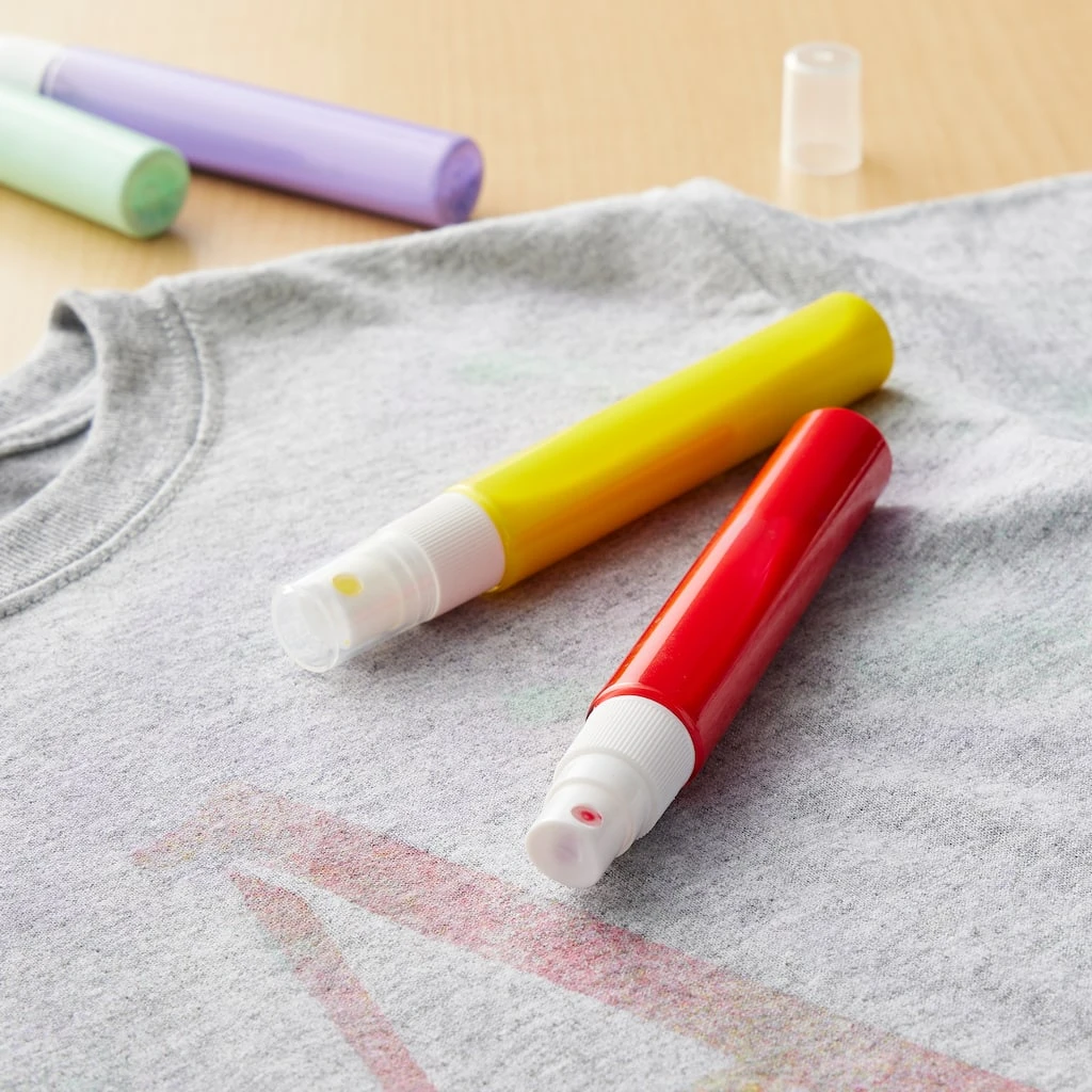 Top 10 ⌛ Red & Yellow Fabric Spray Paint Set by ArtMinds™ 🛒 - Image 4